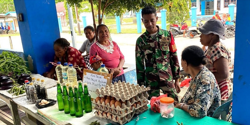 membantu-warga-menjaga-kebersihan-pasar-kampung-bosnik